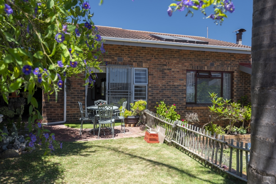 4 Bedroom Property for Sale in Middedorp Western Cape